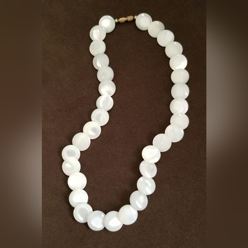 VINTAGE OVERLAPPING MORHER-OF-PEARL DISC NECLACE -GOLD PLATED BARREL CLASP - 18"